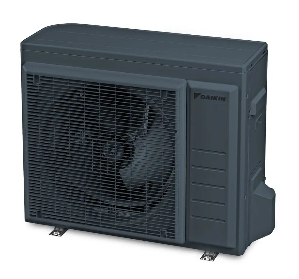 Daikin-Wärmepumpen-Außengerät in Dunkelgrau mit einem großen Ventilator. Sichtbare Gitterstruktur auf der Vorderseite und Anschlussmöglichkeiten an der Seite.